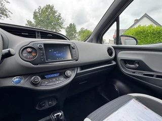 Toyota Yaris Toyota Yaris 1.5 Hybrid Dynamic Bi-Tone HYBRID / 1E EIGENAAR / STOELVERWARMING / CAMERA / LMV / NL AUTO / DEALER ONDERHOUDEN - afbeelding nr 13
