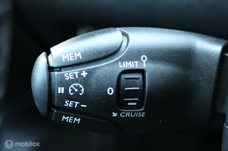 Peugeot 2008 Peugeot 2008 1.2 PureTech Allure, Digitaal dashboard, Pdc voor/achter + camera, App connect, Donker glas, Cruise, Clima, Navi, Full led. - afbeelding nr 28