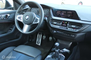 BMW 1 Serie BMW 1-serie 118i M Sport High Executive, Sportstoelen, Carplay, Pdc voor + achter, Stoelverwarming, Cruise, Clima. - afbeelding nr 6