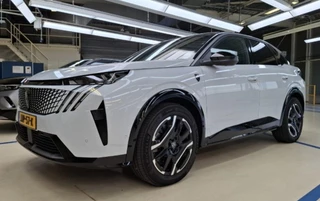 Peugeot e-3008 EV 73 kWh 210pk GT Avantage Alcantara|Elec. stoelverstelling met geheugen|Warmtepomp|Superluxe dashboard+touchscreen|Navi|AppleCarPlay&AndroidAuto