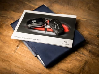 Peugeot 308 (PANORAMADAK, NAVIGATIE, CLIMATE, LEDER/ALCANTARA, CAMERA, LED KOPLAMPEN, SPORTSTOELEN, PARKEERSENSOREN, CRUISE, NIEUWE APK, NIEUWSTAAT) - afbeelding nr 17