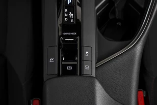 Toyota C-HR Toyota C-HR 2.0 Hybrid 200 Dynamic | Dig. Cockpit | Adapt. Cruise | Stoel-+Stuurverw. | PDC | Camera | NAV + App. Connect | ECC | LM 18