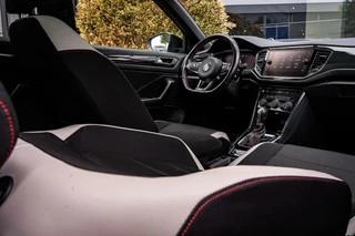 Volkswagen T-Roc Volkswagen T-Roc 1.5 TSI R-Line|PANO|19''|ACC|NAV|CARPLAY - afbeelding nr 18