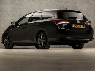 Toyota Auris Toyota Auris Touring Sports 1.8 Hybrid Sport Automaat (PANORAMADAK, NAVIGATIE, LEDER, STOELVERWARMING, CAMERA, SPORTSTOELEN, KEYLESS, LED KOPLAMPEN, NIEUWE APK, NIEUWSTAAT) - afbeelding nr 3