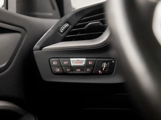 BMW 1 Serie Automaat (PANORAMADAK, M PAKKET, APPLE CARPLAY, GROOT NAVI, STOELVERWARMING, LEDEREN SPORTSTOELEN, CAMERA, GETINT GLAS, M SPORT BESTURING, SFEERVERLICHTING, NIEUWE APK, NIEUWSTAAT) - afbeelding nr 26