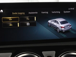 Mercedes-Benz A-Klasse Mercedes-Benz A-klasse 200 Business Solution AMG | Panoramadak |  Stoelverwarming | Trekhaak | Matrix LED | Memory | Carplay | Keyless | Camera | Sfeerverlichting | Leder/Alcantara | Park Assist - afbeelding nr 24