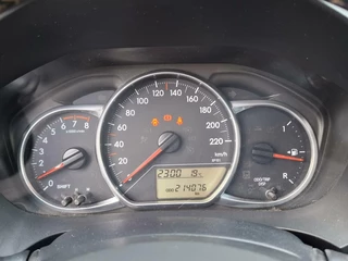 Toyota Yaris Toyota Yaris 1.0 VVT-i Style / CAMERA / NAVI / ALLSEASON - afbeelding nr 17