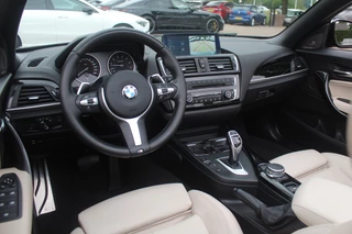BMW 2 Serie BMW 2 Serie Cabrio M240i xDrive High Exe. M Sport / Camera / Leder / Harman Kardon / 18'' / Keyless / Navigatie / Stuurverwarming / DAB / Windscherm / Stoelverwarming / Cruise Control - afbeelding nr 9