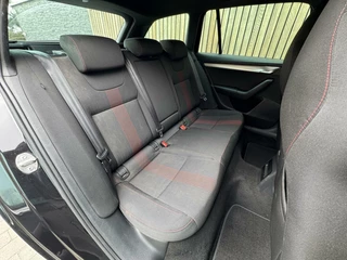 Škoda Octavia Skoda Octavia Combi 1.5 TSI Greentech Sport Business Automaat | Cruise control | Climate control | Trekhaak | Parkeersensoren achter | Zwart optiek - afbeelding nr 35