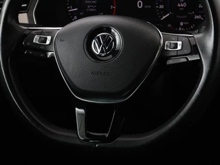 Volkswagen Passat Volkswagen Passat 1.4 TSI R Line | Trekhaak | 360 camera |  Stoelverwarming | Leder/Alcantara | Carplay | Adaptive cruise | Navigatie | Full LED | Virtual Cockpit - afbeelding nr 9