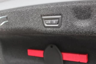 BMW 5 Serie BMW 5-serie 530e M-SPORT PRO 300PK (nieuw model) | PANORAMA DAK | M-SPORT PAKKET | M-SPORT AERODYNAMICA |  M-SPORT NAPPALEDEREN STUURWIEL MET SPORTBOOST FUNCTIE | BMW SHADOWLINE ADAPTIEVE LED KOPLAMPEN | ELEKTRISCH BEDIENBARE ACHTERKLEP |  BMW INDIVIDIUAL HIGH GLOSS EXTERIEUR RAAMLIJST AFWERKING | BMW LIVE COCKPIT PROFESSIONAL | ELEKTRISCH VERSTELBARE VOORSTOELEN MET VENTILATIE / VERWARMING EN GEHEUGEN OP DE BESTUURDERSSTOEL |  ACHTERBANKVERWARMING | 4-ZONE CLIMATE CONTROL | DONKER GETINTE ACHTERRUITEN | DONKERE HEMELBEKLEDING | DRIVE ASSISTANT | HARMAN KARDON Hi-Fi GELUIDSSYSTEEM| DRAARLOZE TELEFOONLADER | DRAADLOOOS APPLE CARPLAY / ANDROID AUTO | KLASSE 3 ALARM | COMFORT ACCESS | 20
