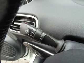 Toyota Prius Toyota Prius 1.8 Executive / Leder / HUD / JBL Dealer ond. - afbeelding nr 19