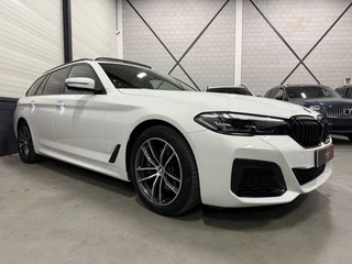BMW 5 Serie PANO/HEAD-UP/ADAPTIVE-CHASSIS/ALCANTARA/CAMERA/LIVE-COCKPIT PRO/DAB/STANDKACHEL/SHADOW-LINE/18