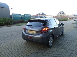 Peugeot 208 Peugeot 208 1.2 PureTech Signature Carplay/Cruise/PDC/Airco - afbeelding nr 5