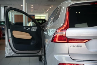 Volvo XC60 Volvo XC60 2.0 T8|455PK AWD|Org NL|1ste Eig|Ultimate Bright|Luchtv.|Bowers & Wilkins|Trekhaak|Head-Up|Pano|Crystal|Dealer Onderhouden - afbeelding nr 7