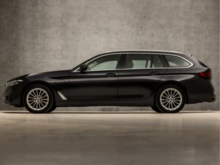 BMW 5 Serie BMW 5 Serie Touring 530e Sportline 293Pk Automaat (APPLE CARPLAY, GROOT NAVI, DEALER ONDERHOUDEN, CAMERA, SFEERVERLICHTING, LEDER, SPORTSTOELEN, ADAPTIVE CRUISE, TREKHAAK ELEKTRISCH, NIEUWSTAAT) - afbeelding nr 2