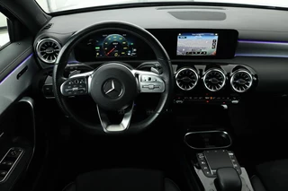 Mercedes-Benz A-Klasse Mercedes-Benz A-klasse 250e AMG Night | Carplay | Stoelverwarming |  Full LED | Sfeerverlichting | Leder/Alcantara | Navigatie | Park Assist - afbeelding nr 3