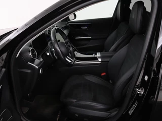Mercedes-Benz C-Klasse Mercedes-Benz C-klasse 300e AMG Night | Adaptive cruise |  Stoelverwarming | Trekhaak | Carplay | Camera | Sfeerverlichting | Full LED - afbeelding nr 4