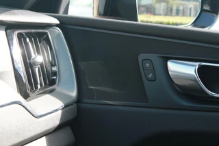 Volvo XC60 Volvo XC60 T8 Recharge AWD R-Design | Panoramadak | Parkeercamera | 20 Inch Velgen | Glossy Black | Keyless - afbeelding nr 36