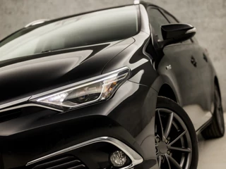 Toyota Auris Toyota Auris Touring Sports 1.8 Hybrid Sport Automaat (PANORAMADAK, NAVIGATIE, LEDER, STOELVERWARMING, CAMERA, SPORTSTOELEN, KEYLESS, LED KOPLAMPEN, NIEUWE APK, NIEUWSTAAT) - afbeelding nr 17