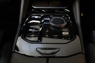 BMW 5 Serie BMW 5-serie Touring 530e PANO | TREKH | HUD - afbeelding nr 27