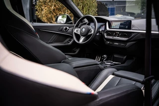 BMW 1 Serie BMW 1-serie 120i|PANO|H&K|M-PAKKET|KUIPSTOELEN|CAMERA|19'' - afbeelding nr 17