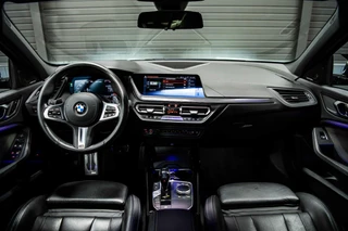 BMW 1 Serie BMW 1-serie M135i xDrive High Executive Edition | Panodak | HUD | H&K | Leder | NL auto | - afbeelding nr 16