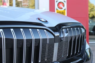 BMW 5 Serie BMW 5-serie 530e M-SPORT PRO 300PK (nieuw model) | PANORAMA DAK | M-SPORT PAKKET | M-SPORT AERODYNAMICA |  M-SPORT NAPPALEDEREN STUURWIEL MET SPORTBOOST FUNCTIE | BMW SHADOWLINE ADAPTIEVE LED KOPLAMPEN | ELEKTRISCH BEDIENBARE ACHTERKLEP |  BMW INDIVIDIUAL HIGH GLOSS EXTERIEUR RAAMLIJST AFWERKING | BMW LIVE COCKPIT PROFESSIONAL | ELEKTRISCH VERSTELBARE VOORSTOELEN MET VENTILATIE / VERWARMING EN GEHEUGEN OP DE BESTUURDERSSTOEL |  ACHTERBANKVERWARMING | 4-ZONE CLIMATE CONTROL | DONKER GETINTE ACHTERRUITEN | DONKERE HEMELBEKLEDING | DRIVE ASSISTANT | HARMAN KARDON Hi-Fi GELUIDSSYSTEEM| DRAARLOZE TELEFOONLADER | DRAADLOOOS APPLE CARPLAY / ANDROID AUTO | KLASSE 3 ALARM | COMFORT ACCESS | 20