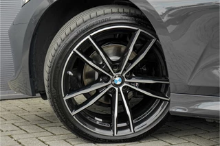 BMW 3 Serie BMW 3 Serie 318i M-Sport Shadow Individual Schuifdak HiFi 19