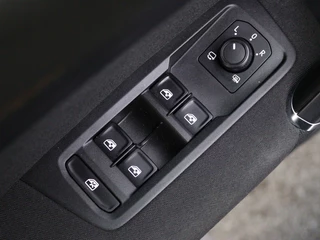 Volkswagen Touran Volkswagen Touran 1.0 TSI Comfortline | 7-persoons | Navigatie | Afn. Trekhaak | S - afbeelding nr 24