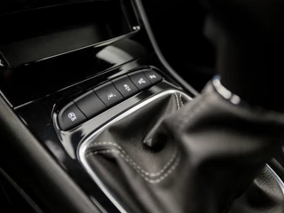 Opel Astra Opel Astra Sports Tourer 1.2 Design & Tech (APPLE CARPLAY, GROOT NAVI, CAMERA, ADAPTIVE CRUISE, LEDER, GETINT GLAS, SPORTSTOELEN, LED KOPLAMPEN, CRUISE, PARKEERSENSOREN, NIEUWE APK, NIEUWSTAAT) - afbeelding nr 25