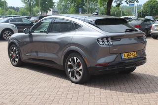 Ford Mustang Mach-E Ford Mustang Mach-E Extended First Edition AWD 98 kWh / Panoramadak / Camera / Leder / 19'' / B&O / Keyless / DAB / Dodehoek / ACC / Navigatie / Sfeerverlichting / Stoelverwarming - afbeelding nr 3