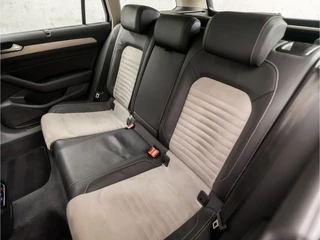 Volkswagen Passat Volkswagen Passat Variant 1.4 TSI ACT Highline 150Pk Automaat (APPLE CARPLAY, GROOT NAVI, CLIMATE, STOELVERWARMING, SPORTSTOELEN, KEYLESS, ADAPTIVE CRUISE, TREKHAAK, PARKEERSENSOREN, NIEUWSTAAT) - afbeelding nr 14