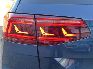 Volkswagen Passat Panoramadak Led Matrix ACC Camera Parkeersensoren Chroom Pakket Stoelverwarming 1/2 Leder Alcantara NL Auto 1e Eigenaar - afbeelding nr 43