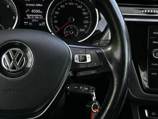 Volkswagen Touran Volkswagen Touran 2.0 TDI SCR EURO 6, HONDENAUTO, FACELIFT, NAVI, CRUISE, ECC-AIRCO, PARKEERSENSOREN, LICHTMETAAL 16