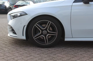 Mercedes-Benz A-Klasse Mercedes-Benz A-Klasse 180 Business Solution AMG / Panoramadak / Camera / Sfeerverlichting / Apple CarPlay / 18'' / DAB / Stoelverwarming / Cruise Control - afbeelding nr 14