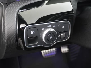 Mercedes-Benz CLA Mercedes-Benz CLA Shooting Brake 200 AMG // Panoramadak // Sfeerverlichting // Privacy Glas // 19