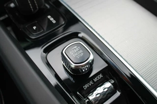 Volvo XC60 Volvo XC60 T6 Recharge AWD R-Design | Panoramadak | Parkeercamera | HUD | Pilot Assist | BLIS | Stoelverwarming | Trekhaak | Glossy Black | Keyless - afbeelding nr 38