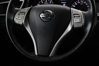 Nissan QASHQAI Nissan Qashqai 1.2 N-Vision | Panoramadak | Stoelverwarming |  360 camera | Trekhaak | Leder/Alcantara | Navigatie | Keyless | Climate control - afbeelding nr 10