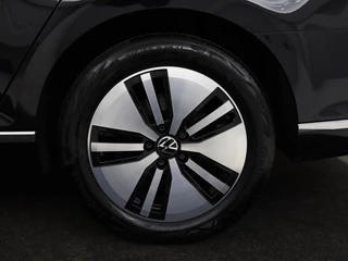 Volkswagen Passat Volkswagen Passat 1.4 TSI PHEV GTE | Stoelverwarming | Camera |  Adaptive cruise | Matrix LED | Massage | Carplay | Navigatie | Side Assist - afbeelding nr 28