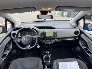 Toyota Yaris Toyota Yaris 1.5 VVT-i Aspiration DEALER ONDERHOUDEN / NL AUTO / CAMERA / NAVIGATIE / BLUETOOTH / VOLLE TANK - afbeelding nr 2