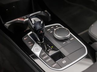 BMW 1 Serie Automaat (APPLE CARPLAY, GROOT NAVI, LEDER, LIVE COCKPIT PRO, SFEERVERLICHTING, SPORTSTOELEN, LED KOPLAMPEN, CRUISE, NIEUWE APK, NIEUWSTAAT) - afbeelding nr 10