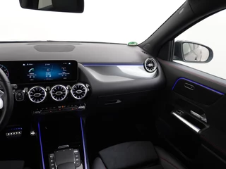 Mercedes-Benz GLA Mercedes-Benz GLA 200 AMG // Camera // Sfeerverlichting // Night Pakket // Augmented Reality // Carplay // 19