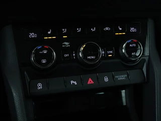 Škoda Karoq Skoda Karoq 1.0 TSI Business Edition | Panoramadak |  Stoelverwarming | Trekhaak | Carplay | Navigatie | Climate control | Parkeerhulp | Cruise control - afbeelding nr 30