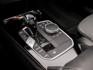 BMW 1 Serie Automaat (PANORAMADAK, M PAKKET, APPLE CARPLAY, GROOT NAVI, STOELVERWARMING, LEDEREN SPORTSTOELEN, CAMERA, GETINT GLAS, M SPORT BESTURING, SFEERVERLICHTING, NIEUWE APK, NIEUWSTAAT) - afbeelding nr 12