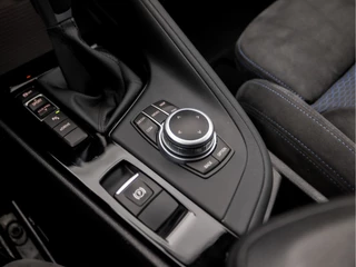 BMW X1 221Pk Automaat (GROOT NAVI, CLIMATE, ALCANTARA, ELEK ACHTERKLEP, SPORTSTOELEN, PARKEERSENSOREN, LED KOPLAMPEN, DAB+, NIEUWSTAAT) - afbeelding nr 29