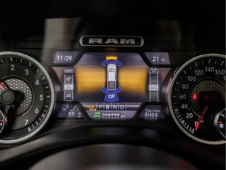 Dodge Ram 1500 Dodge Ram 1500 5.7 V8 4x4 Crew Cab Laramie 402Pk Automaat (PANORAMADAK, LUCHTVERING, GROOT NAVI, STOELKOELING, MEMORY SEATS, HARMAN/KARDON, TREKHAAK, STOELVERWARMING ACHTER, APPLE CARPLAY, NIEUWSTAAT) - afbeelding nr 31
