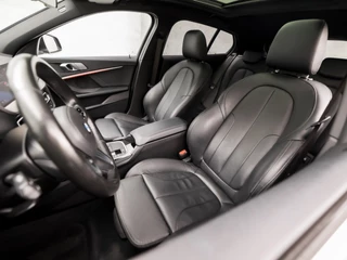 BMW 1 Serie Automaat (PANORAMADAK, M PAKKET, APPLE CARPLAY, GROOT NAVI, STOELVERWARMING, LEDEREN SPORTSTOELEN, CAMERA, GETINT GLAS, M SPORT BESTURING, SFEERVERLICHTING, NIEUWE APK, NIEUWSTAAT) - afbeelding nr 15