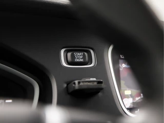 Volvo V40 Automaat (PANORAMADAK, NAVIGATIE, CAMERA, GETINT GLAS, STOELVERWARMING, SPORTSTOELEN, KEYLESS, LED KOPLAMPEN, PARKEERSENSOREN, NIEUWSTAAT) - afbeelding nr 22