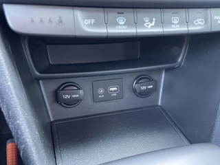 Hyundai Kona Hyundai Kona 1.0T Comfort | Navigatie via Apple Car Play | Achteruitrij camera | 18